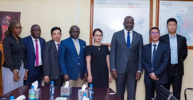 Mines : Gilles Nembé reçoit une délégation de sept entreprises chinoises